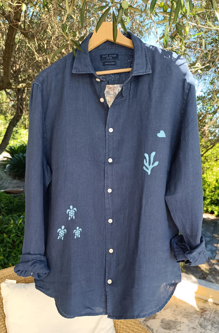 Linen shirts in Korčula boutique, locally printed Pomalo collection